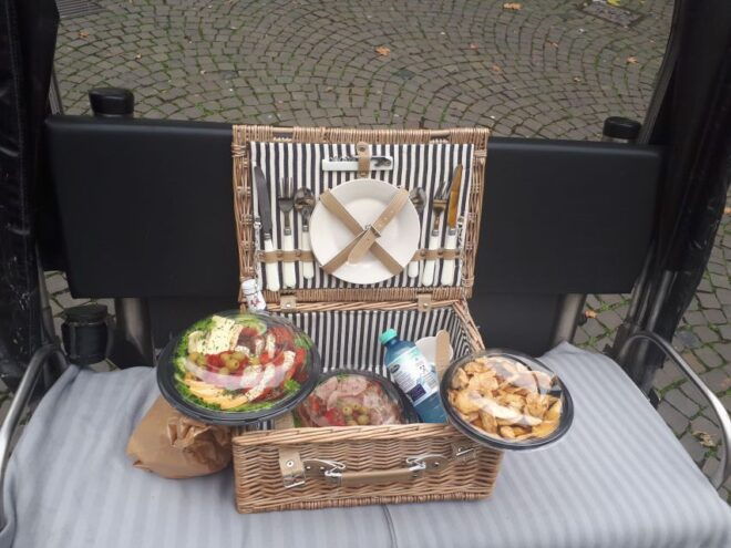 Cologne: Rickshaw Sightseeing Tour With Picnic Lunch, 2 Pers - Highlights
