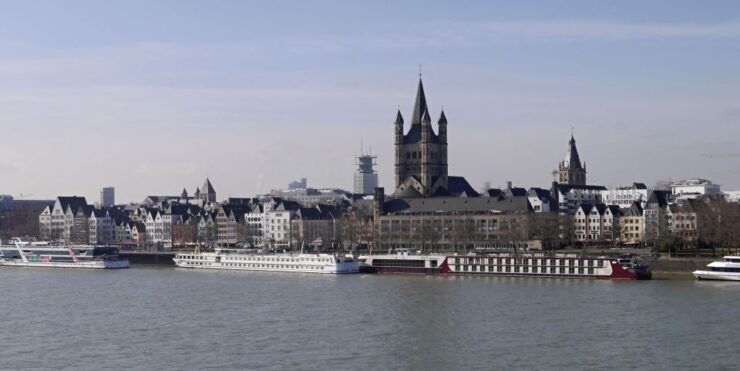 Cologne: Smartphone Scavenger Hunt Sightseeing Tour - Tour Highlights