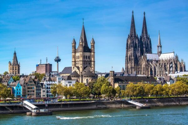 Cologne: Walking Tour With Audio Guide on App - Customer Feedback and Ratings