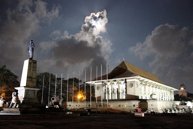 Colombo By Night With Dinner At Cinnamon Lakeside Hotel - Explore the Citys Top Attractions Under the Night Sky