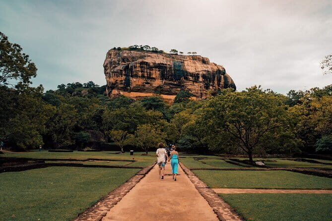 Colombo to Kandy Shuttle with Dambulla Sightseeing Tour - The Practicalities: Transportation, Timing, and Group Size