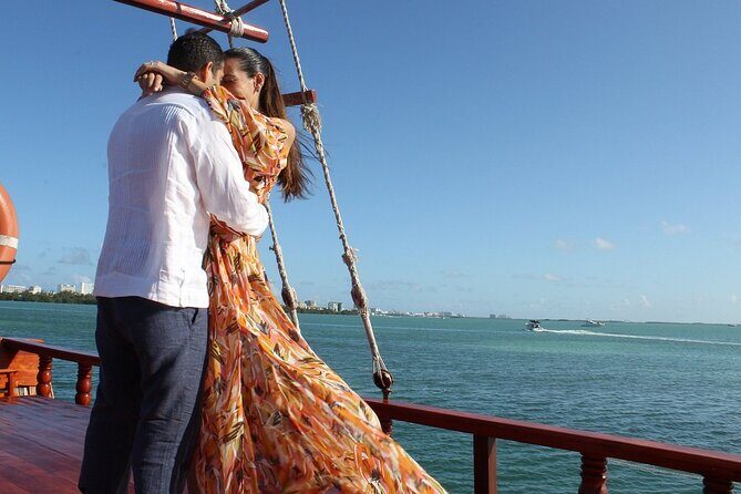 Columbus boat for couples - Meeting Point, Timing, and Group Size