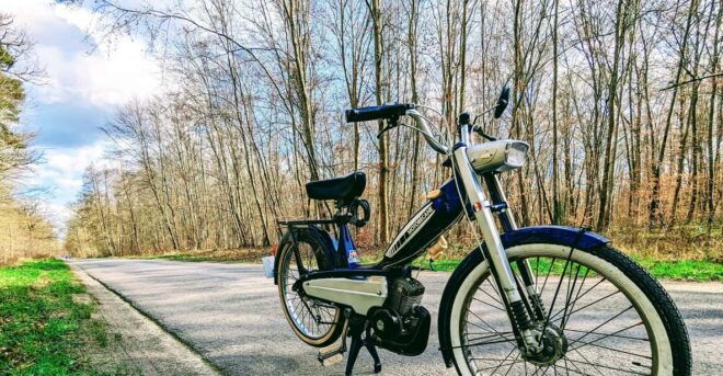 Compiègne: Beautiful Discovery Walk on a Mobylette! - Participant Requirements