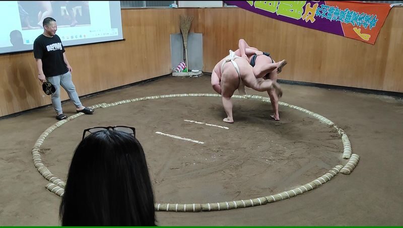 Complete sumo experience in Tokyo - Chanko nabe while the show continues
