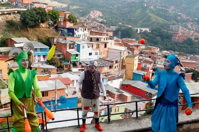 Comuna 13 Private Tour of Medellin - Medellín - Personalized Exploration With Private Guides