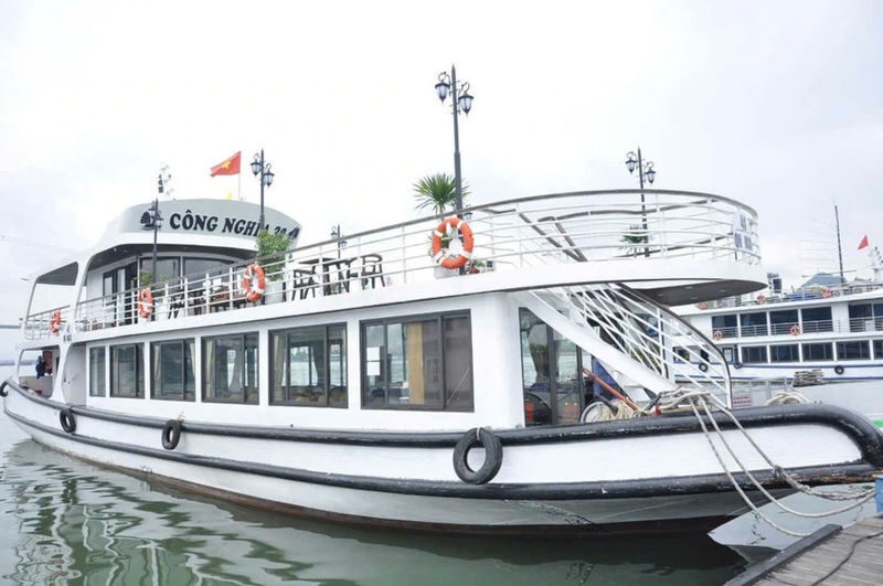Cong Nghia Day Cruise: Ha Long Bay, Thien Cung with Japanese Guide - A long road trip for a few hours on the bay