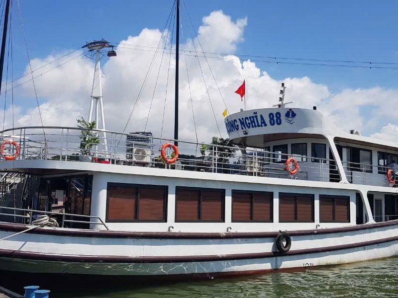 Cong Nghia Day Cruise: Ha Long Bay, Thien Cung with Japanese Guide - Passing Ha Long’s limestone landmarks