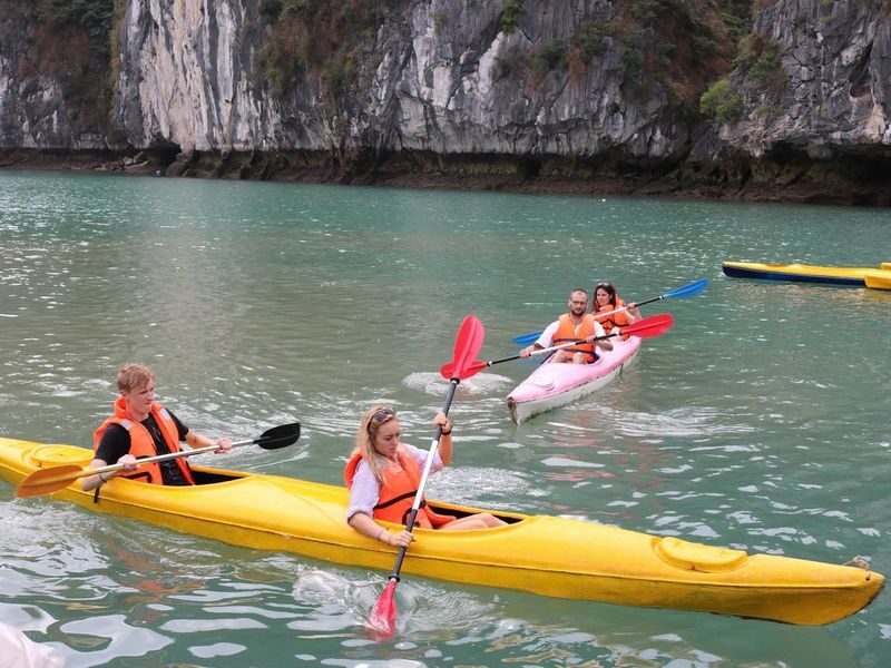 Cong Nghia Day Cruise: Ha Long Bay, Thien Cung with Japanese Guide - Thien Cung Cave’s stalactites and rock shapes