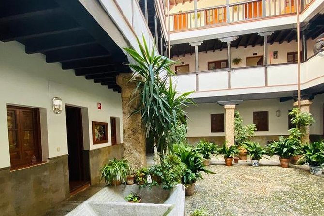 Contrasts of Granada - Granadas Old Town