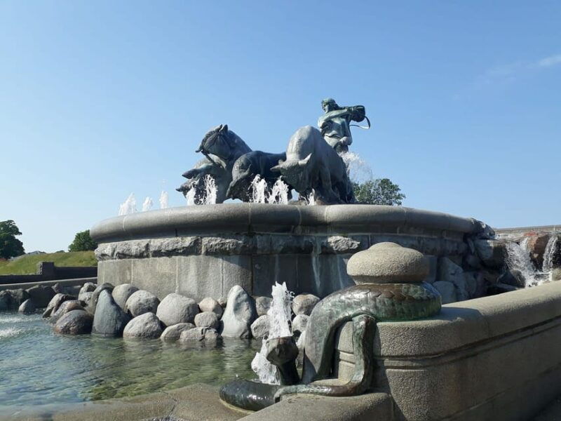 Copenhagen: 2,5-Hour 'Must See' Bike Tour with a Local Guide - Exploring Copenhagen: A 2.5-Hour Bike Adventure