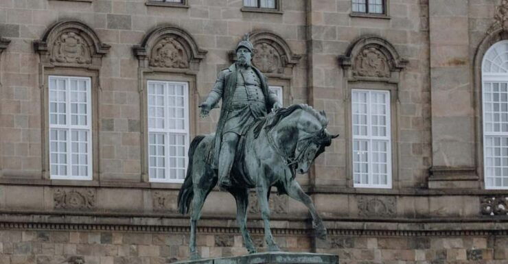 Copenhagen: Christiansborg Palace & Walking Tour in French - Good To Know