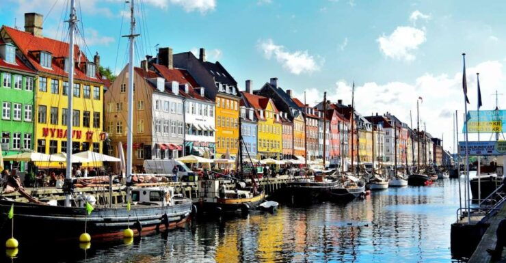 Copenhagen: Private 4-Hour Guided Walking Tour in French - Tour Duration and Guide Expertise