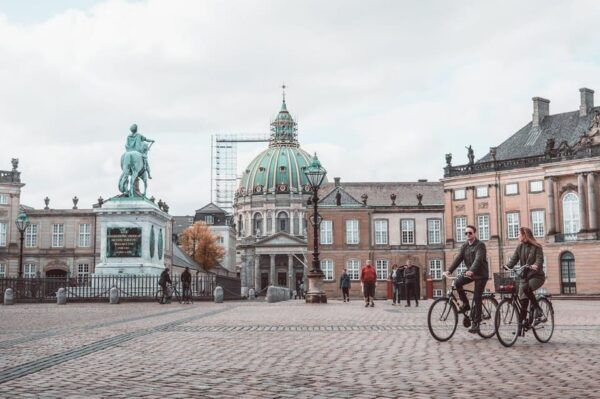 Copenhagen: Public 2-Hour Guided Walking Tour in French - Explore Copenhagens History