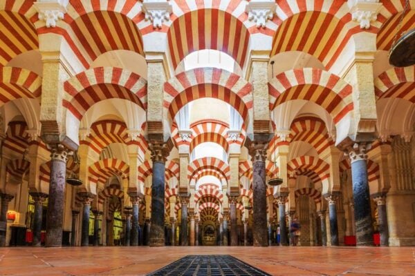 Córdoba: Mosque-Cathedral, Synagogue and Alcázar Guided Tour - Stroll Through the Jewish Quarter