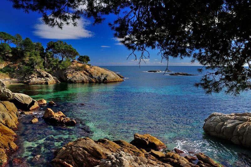 Costa Brava and Medieval Girona Day Tour from Barcelona - Girona first, from Gothic stone to river houses