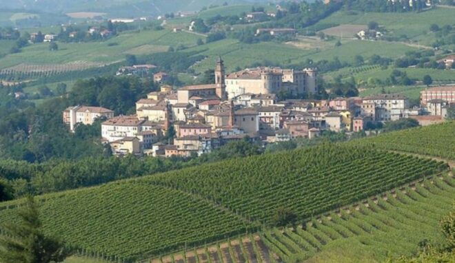 Costigliole Dasti: Guided Walking Tour With Wine Tasting - Language Options