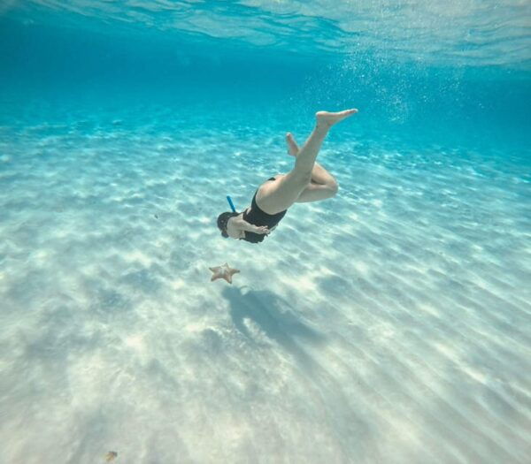 Cozumel: Cielo & Palancar Snorkel With Snack & Drinks - Enjoying Onboard Refreshments