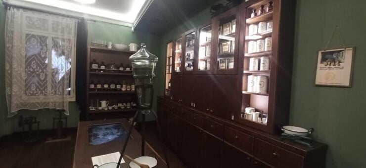 Cracow: Visit in Italian Apteka Pod Orlem - Experience Highlights