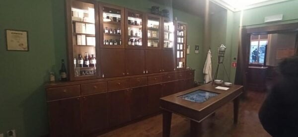 Cracow: Visit in Italian Apteka Pod Orlem - Visiting the Pharmacy