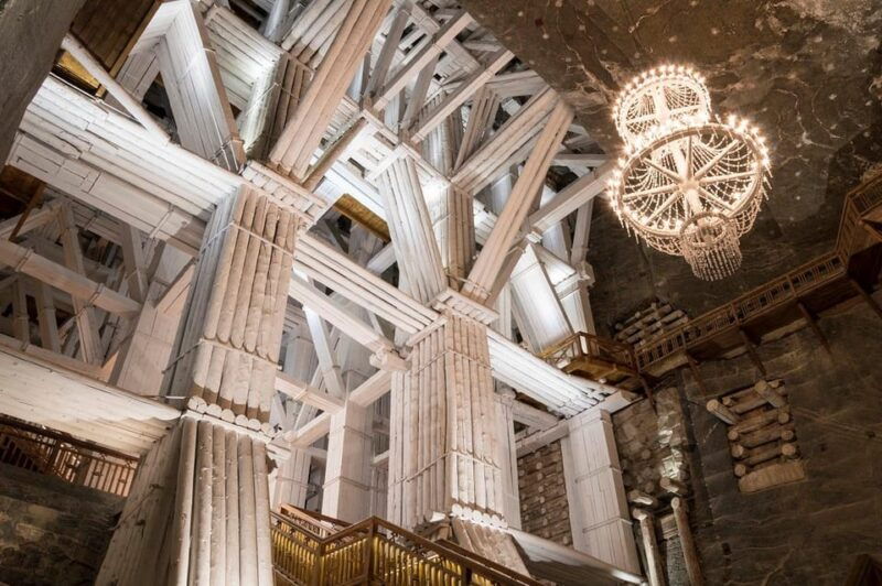 Cracow: Wawel Castle & Cathedral with Salt Mine Tour + Lunch - Wawel Castle: A Royal Fortress and Residence