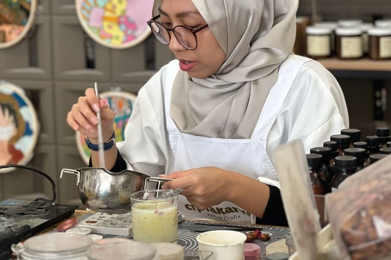 Creative Batik Tote Bag & Scented Candle Workshop by Cipta Karya - Tote bag painting keeps batik approachable