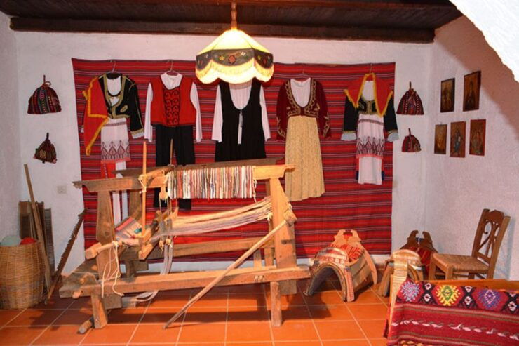 Cretan Night Traditional Dance and Food - Experience Highlights
