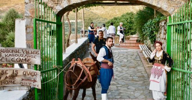 Crete: Traditional Cretan Night: Live Show and Dinner - Itinerary Details