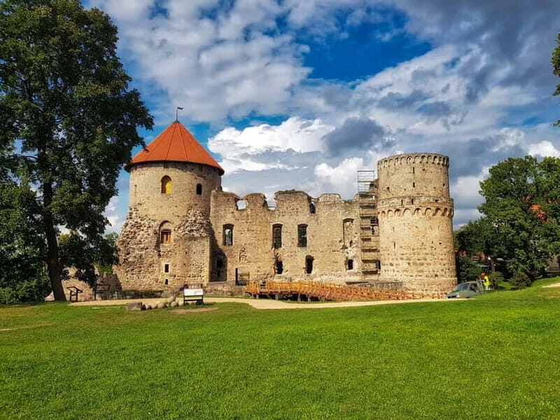 Csis, Lgatne & Sigulda Tour: Must-see Highlights - Caves and Sandstone Cliffs in Lgatne