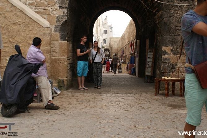 Cultural & Historical Tour of Marrakech 1/2 Day : Souks + Medina - Visit Saadian Tombs