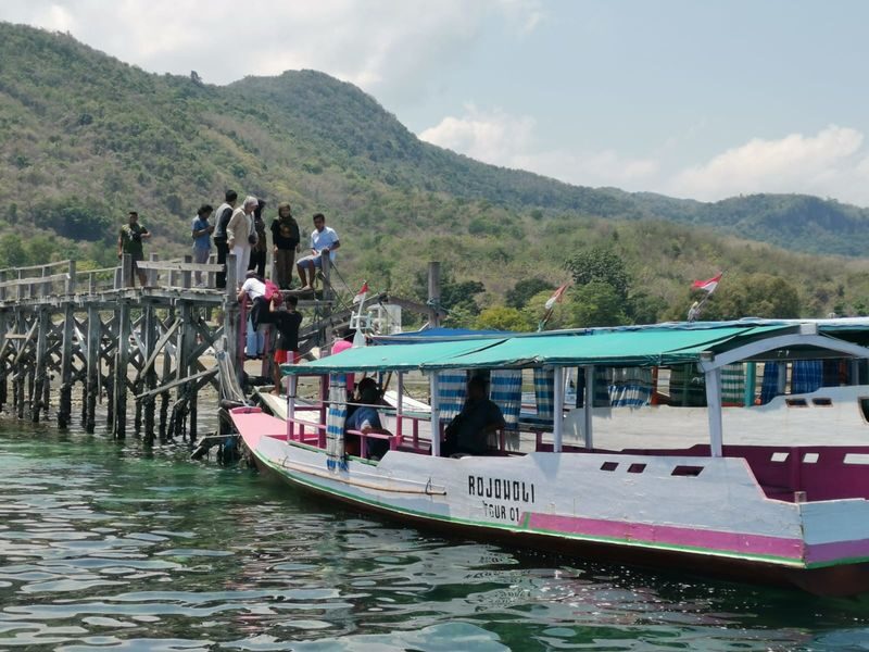 Cunca Plias Waterfall And Goa Rangko Full Day Tour in Labuan Bajo - Lunch between the two nature stops
