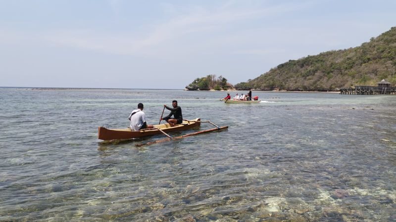 Cunca Plias Waterfall And Goa Rangko Full Day Tour in Labuan Bajo - A traditional boat ride to Goa Rangko