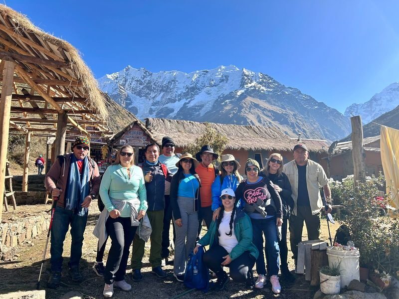 Cusco Laguna Humantay Full-Day Big Group Tour - A guided stop with room for photos