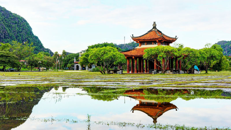 Custom Private Tour: Ninh Binh, Bai Dinh, Hoa Lu, Trang An, Tam Coc, Hang Mua with Vietnamese or English Speaking Driver - A private car changes the shape of a Ninh Binh day