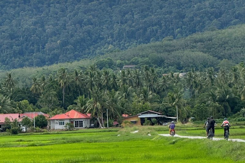 Cycling Tour in Langkawi by Mega Water Sports - Taking a break for Malaysian snacks