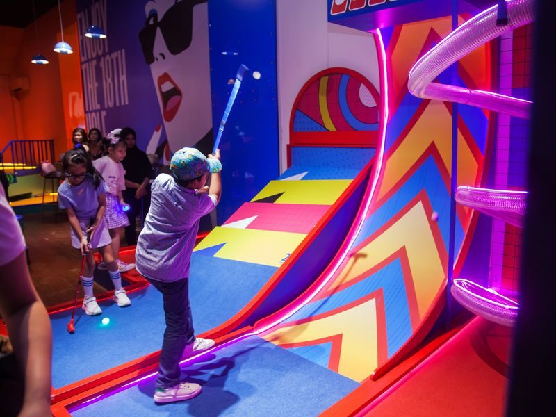 D8 Mini Golf Cafe Ticket - Finding the entrance and planning around the hours