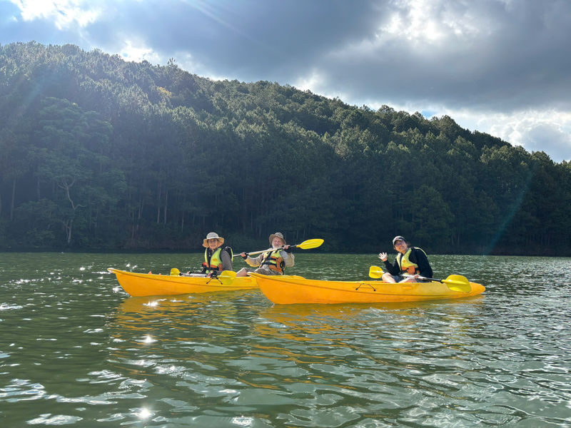 Da Lat Tour: Crazy House, Clay Tunnel, Datanla & Tuyen Lam Kayak - Kayaking or SUP on Tuyen Lam Lake