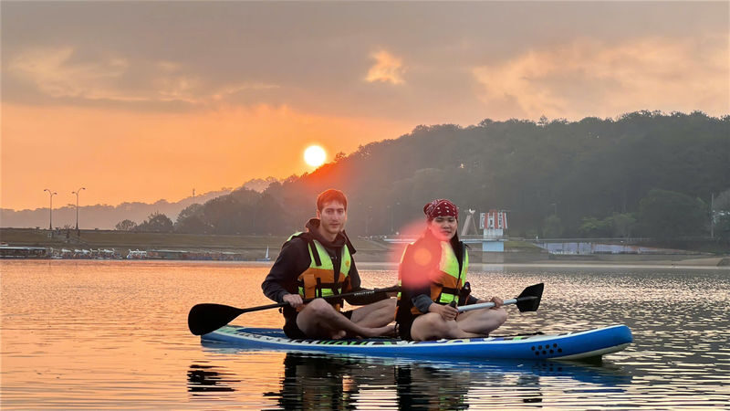 Da Lat Tour: Crazy House, Clay Tunnel, Datanla & Tuyen Lam Kayak - Guides and the value of the day
