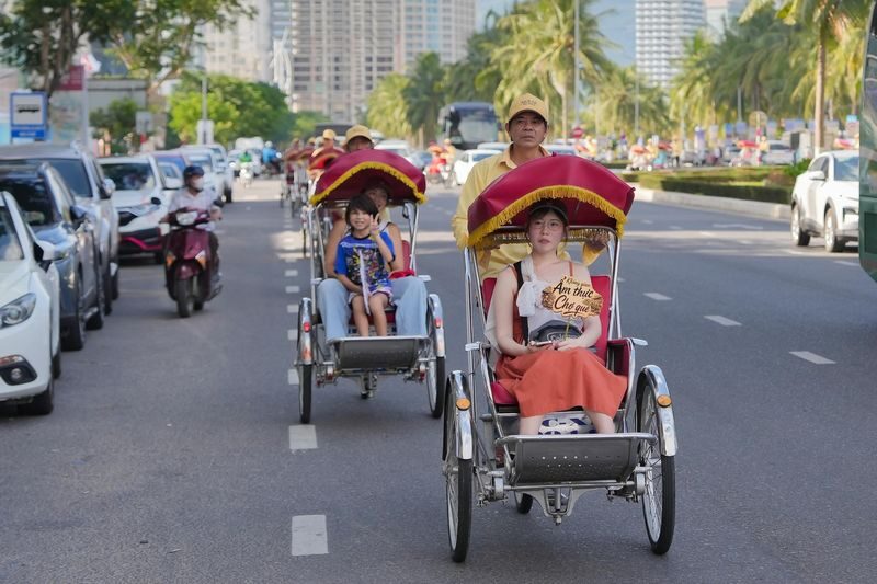 Da Nang Cyclo City Tour - A traditional ride through a modern city