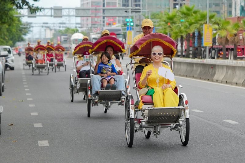 Da Nang Cyclo City Tour - The traffic is part of the view