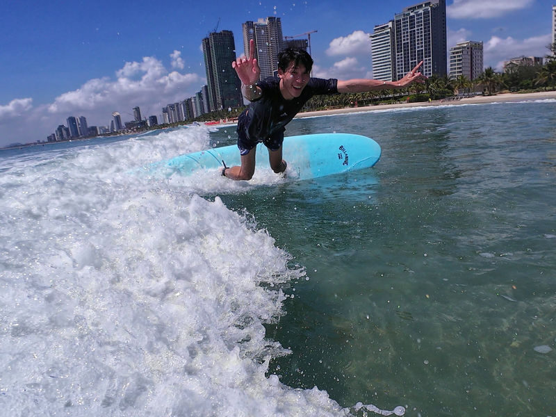 Da Nang Group Surf Lesson (Beginner) by Shaka VN - A first wave, with the basics in the right order