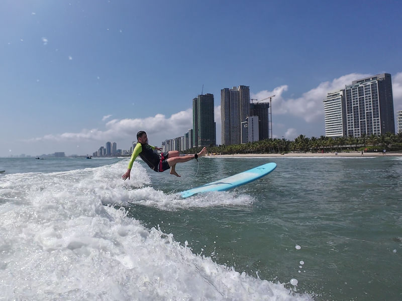 Da Nang Group Surf Lesson (Beginner) by Shaka VN - Choosing a time and preparing well