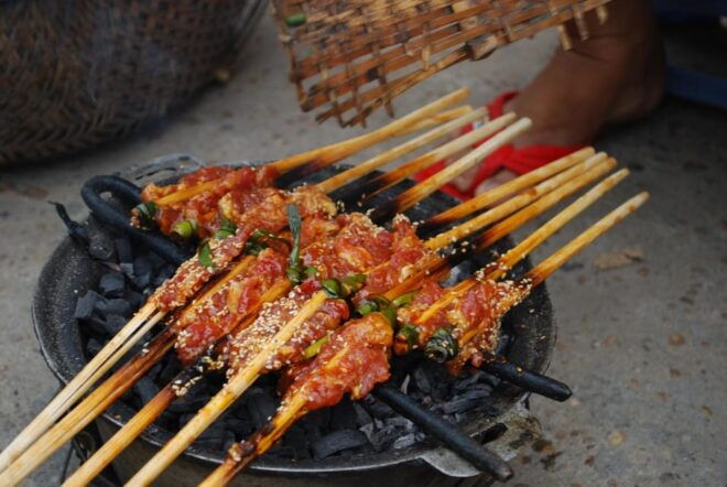 Da Nang: Hidden Street Food by Walking Tour With Local Lady - Local Dishes to Enjoy