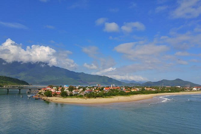 Da Nang - Hue: Daily Limousine Bus - Vehicle and Comfort Features
