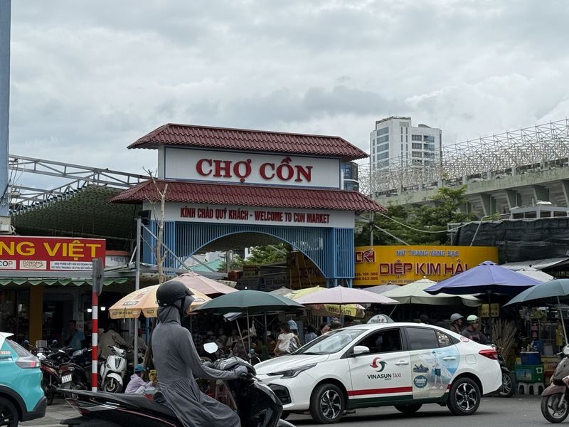 Da Nang Market & City Highlights Tour with Local Food - Con Market: a first look at local shopping
