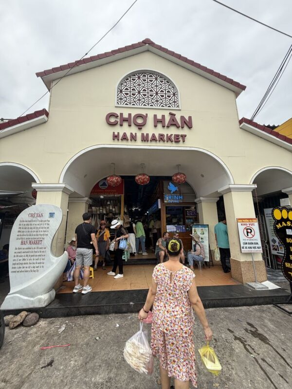 Da Nang Market & City Highlights Tour with Local Food - The guide can make the tour personal