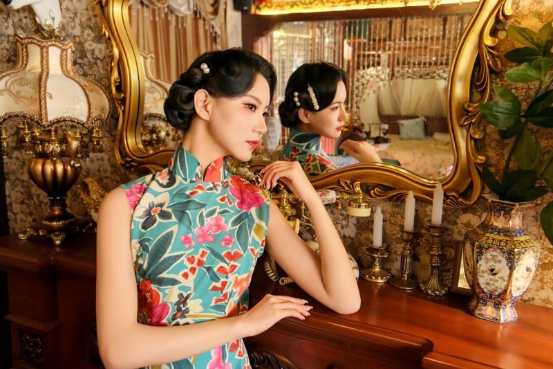 Da Xin Photo Studio | Exclusive Old Shanghai Vintage Photoshoot - A portrait session with an Old Shanghai frame