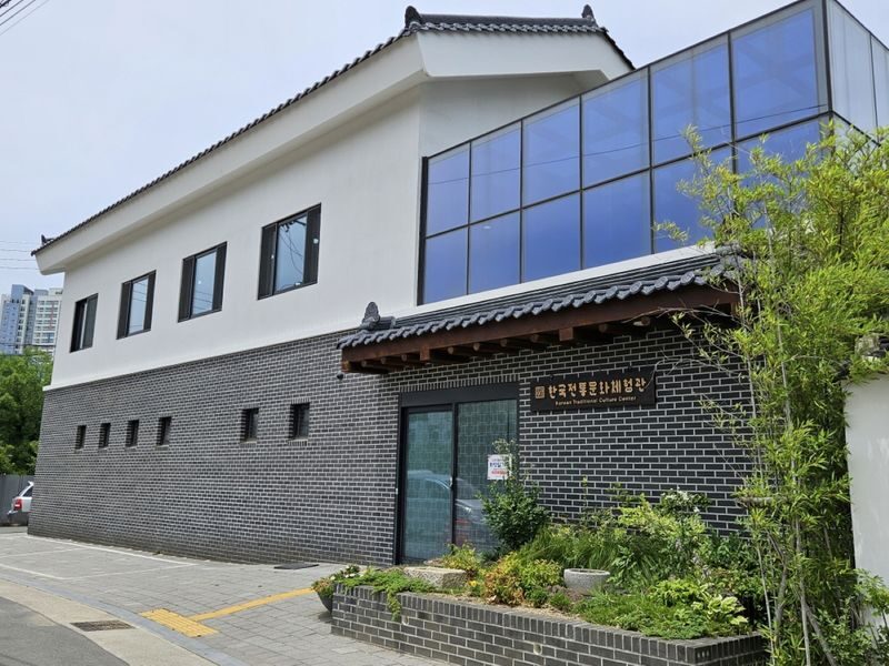 Daegu Mindful Korean Tea Ceremony & Hanbok Experience - A quiet cultural hour in Daegu