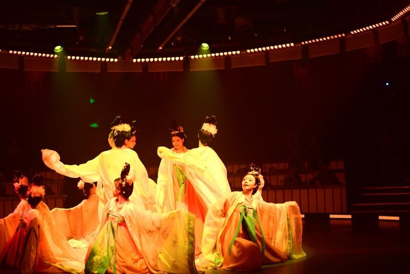 Dali Lisong Banquet: An Immersive Royal Banquet Experience - Music and dance between courses