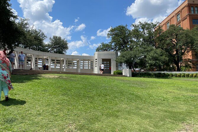 Dallas in Wonderland: A Self-Guided Walking Tour of Dallas - Detailed Review of Dallas in Wonderland Tour