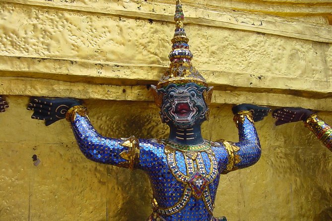Damnern Saduak Floating Market, Grand Palace and Wat Phra Keo Tour From Bangkok - The Intricate Splendor of Wat Phra Keo